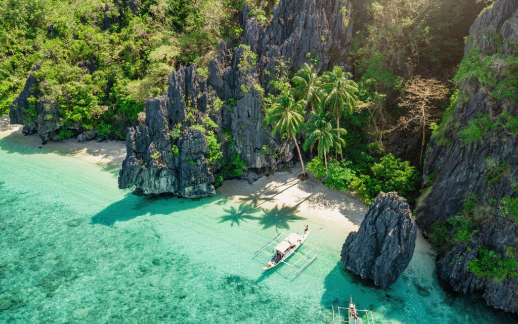 island hopping in El nido Palawan